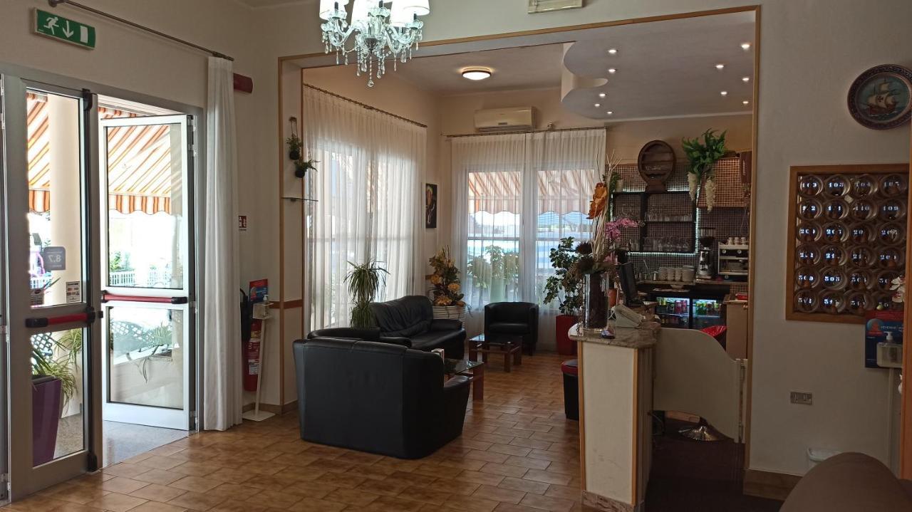 Hotel La Caravella Bellaria-Igea Marina Buitenkant foto